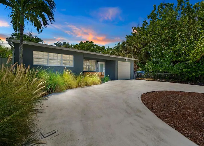 Farmhouse Style Home- Near Hollywood Beach/ Hot Tub!