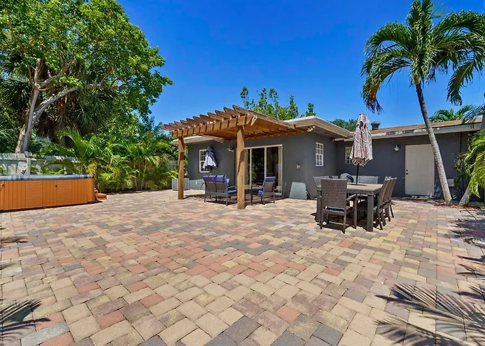 Farmhouse Style Home- Near Hollywood Beach/ Hot Tub!