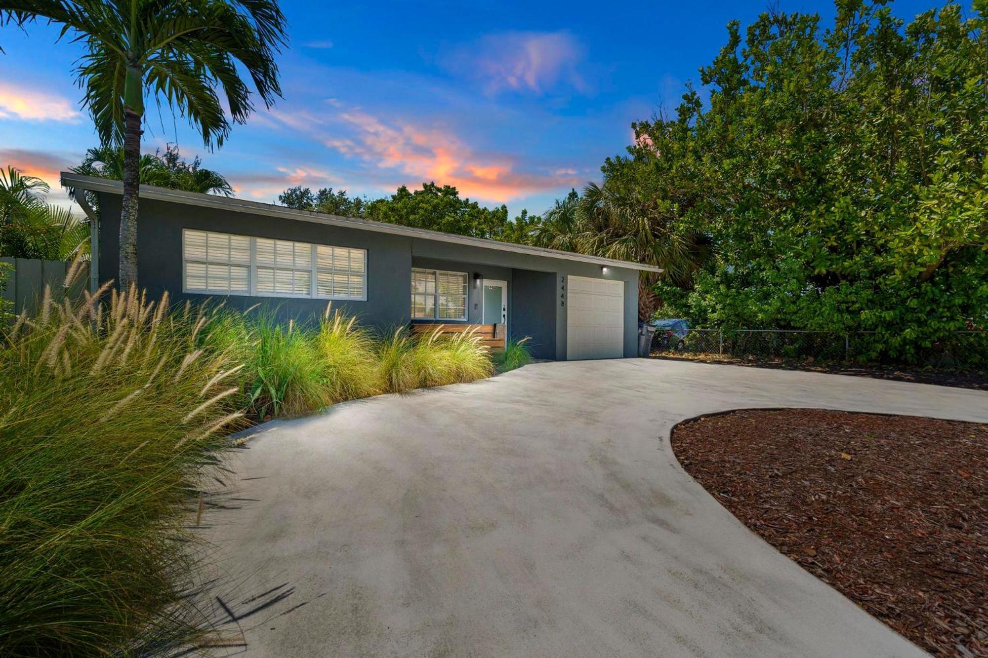 Style Home- Near Beach/ Hot Tub! Holiday home *