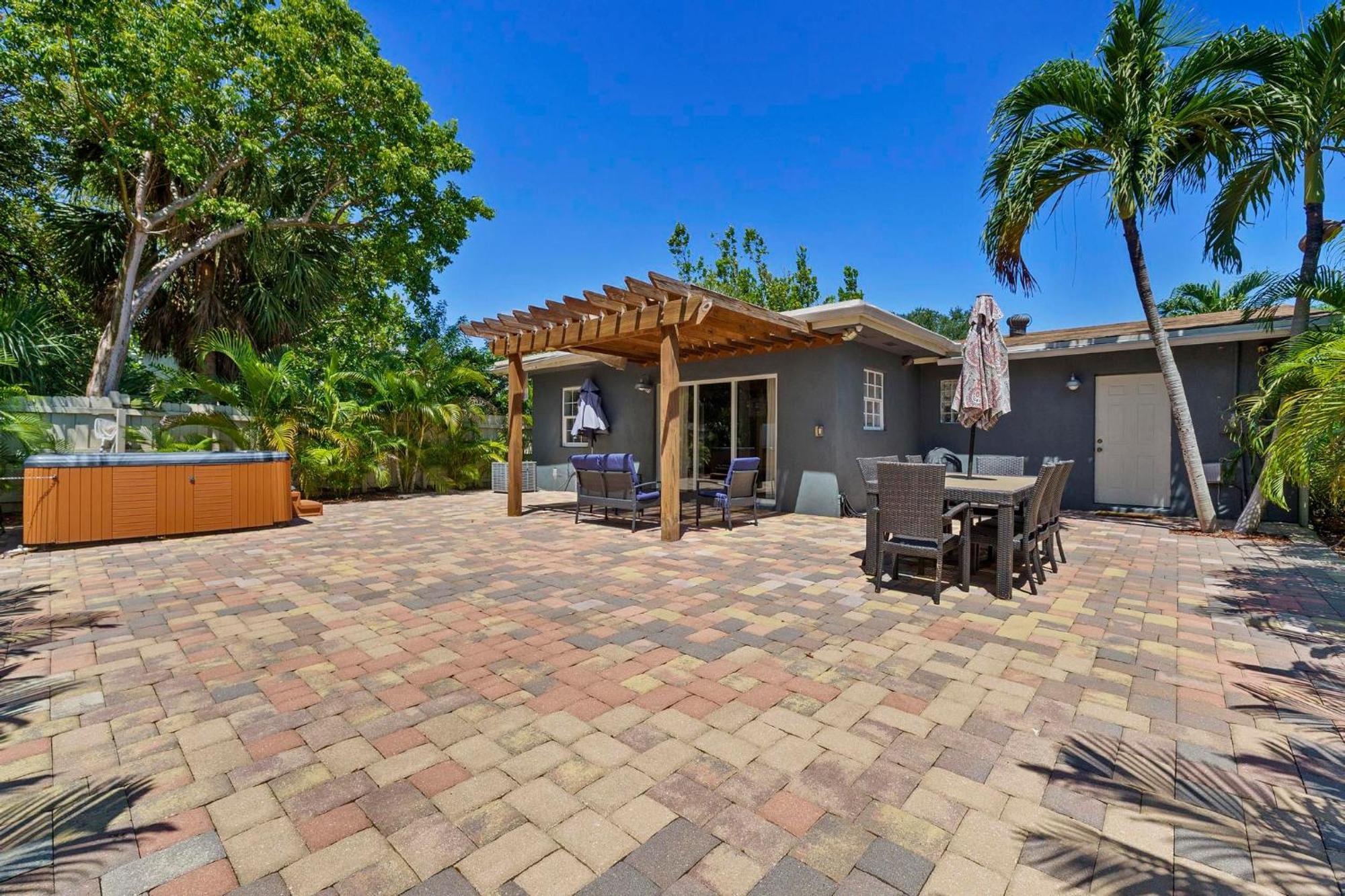 Style Home- Near Beach/ Hot Tub! Holiday home