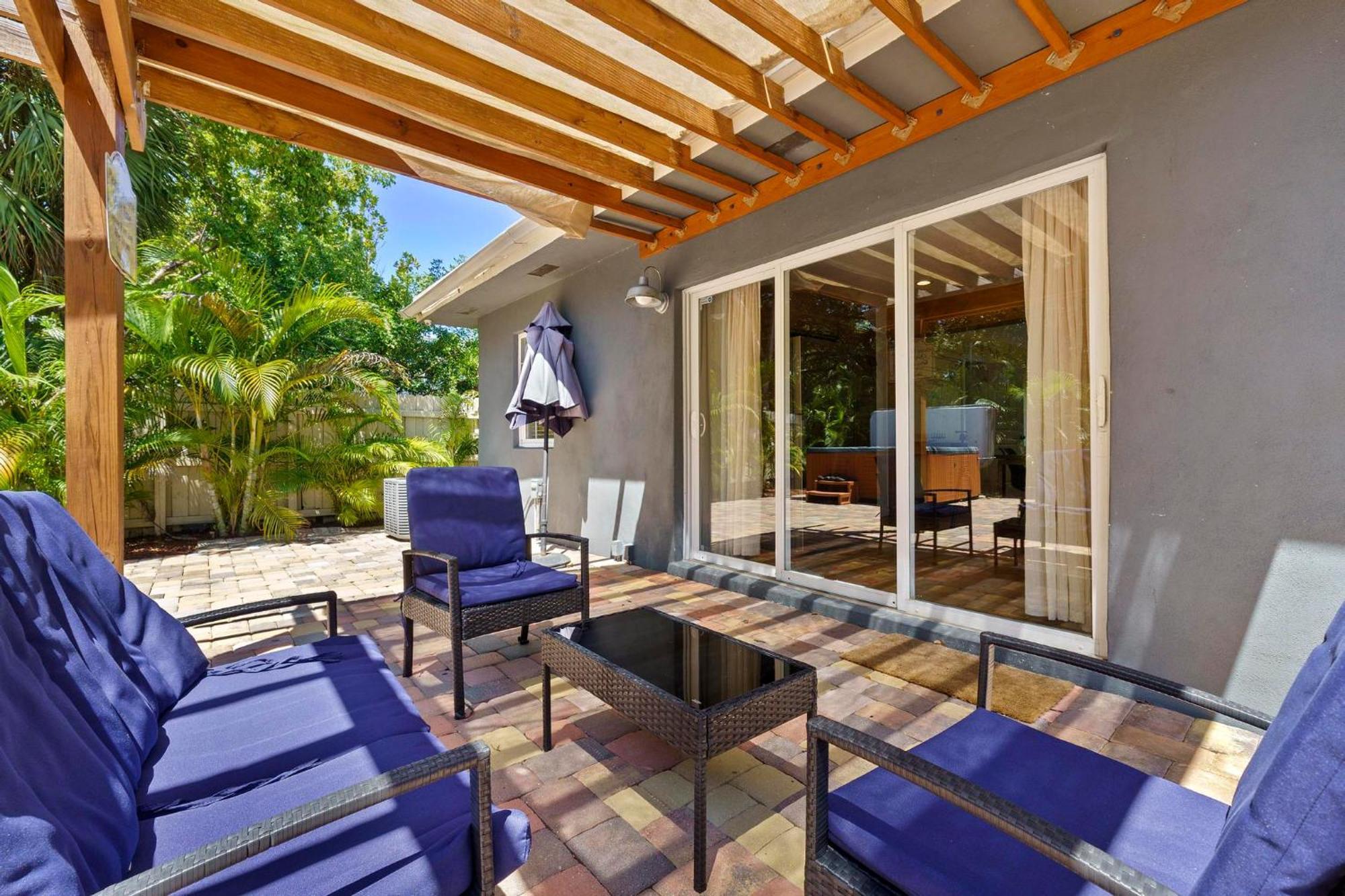Holiday home Style Home- Near Beach/ Hot Tub! *