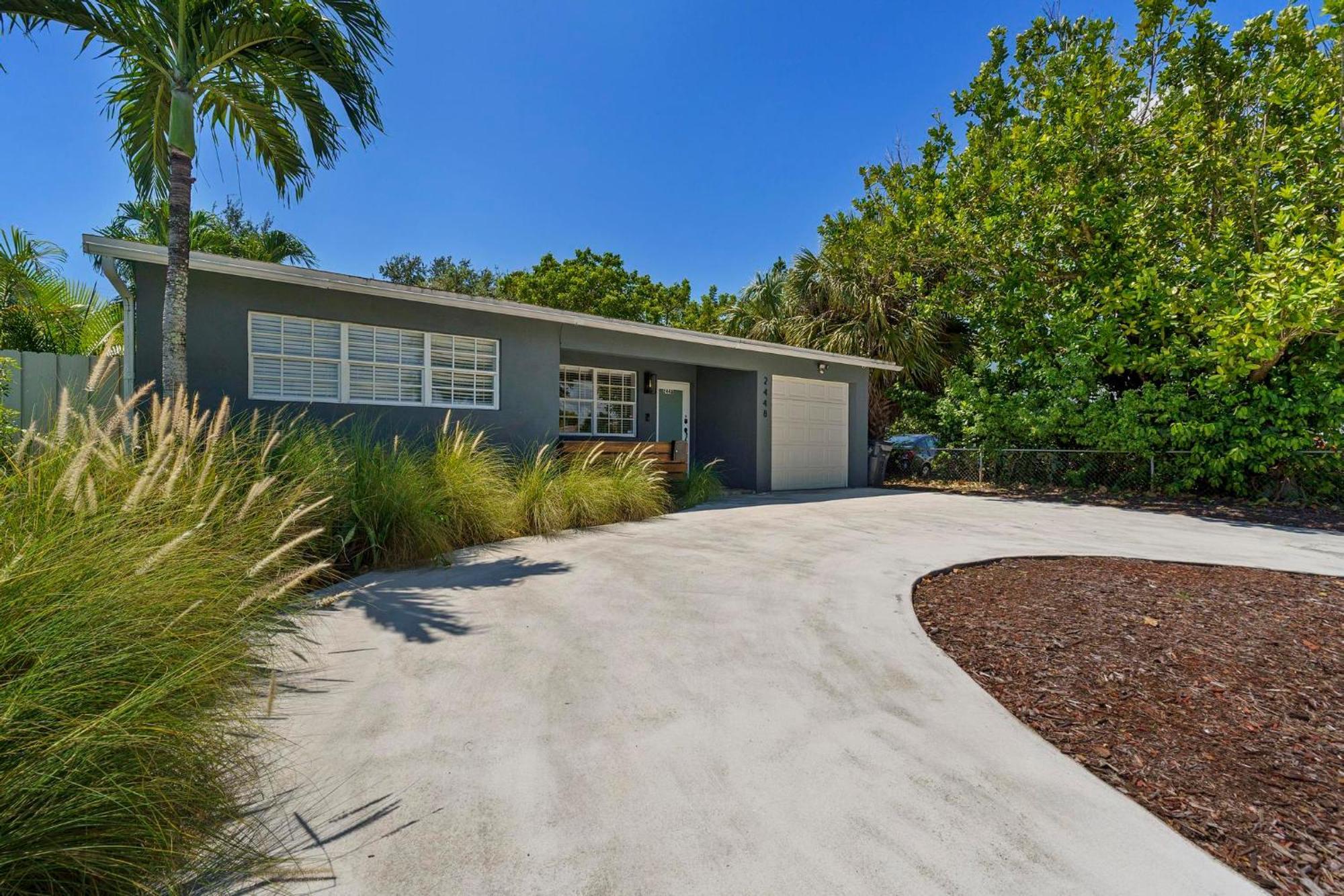 Style Home- Near Beach/ Hot Tub! *