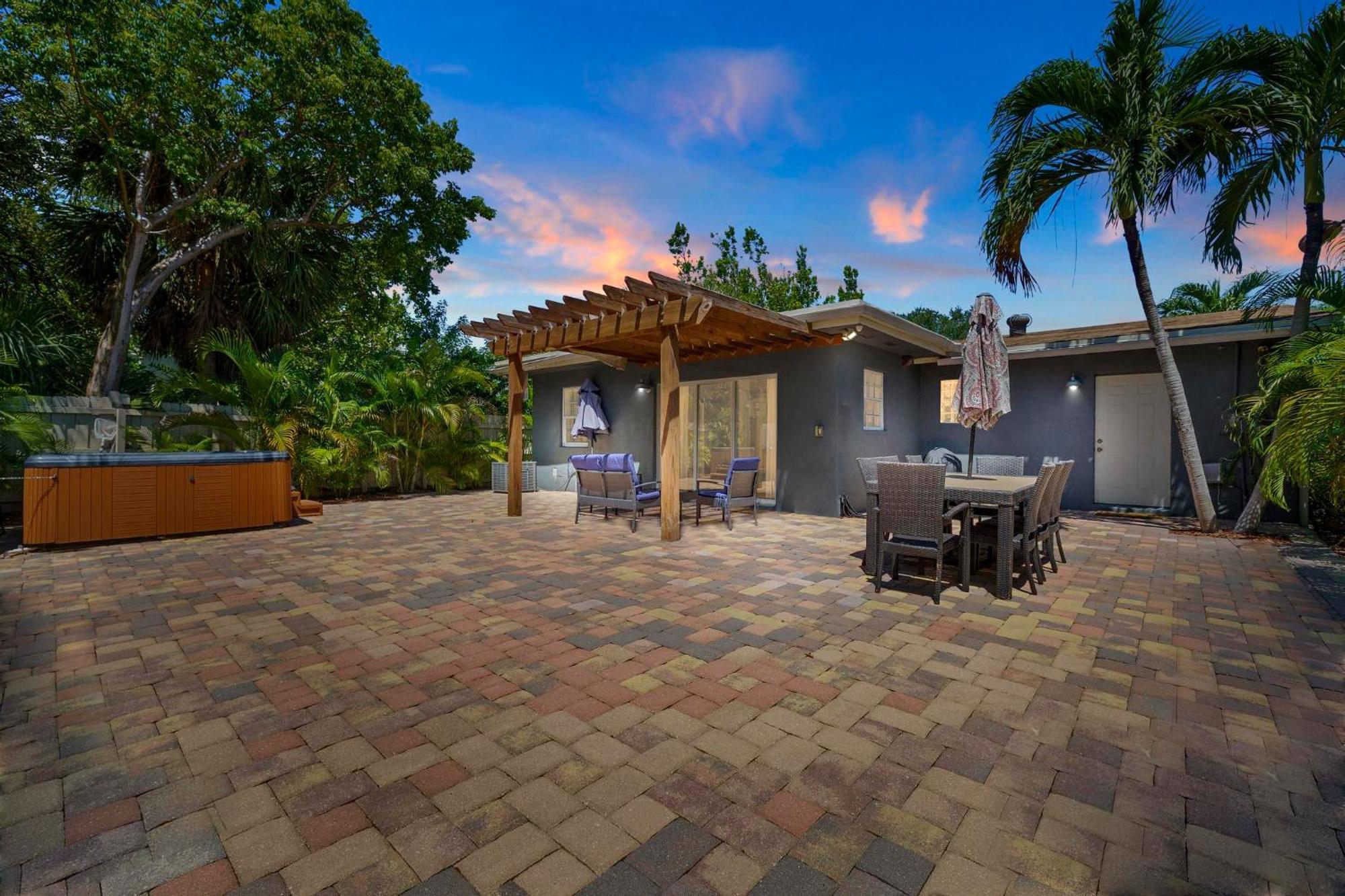 Style Home- Near Beach/ Hot Tub! * Hollywood