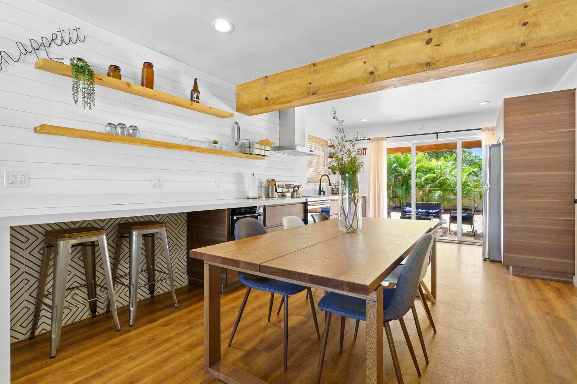 Style Home- Near Beach/ Hot Tub! Holiday home