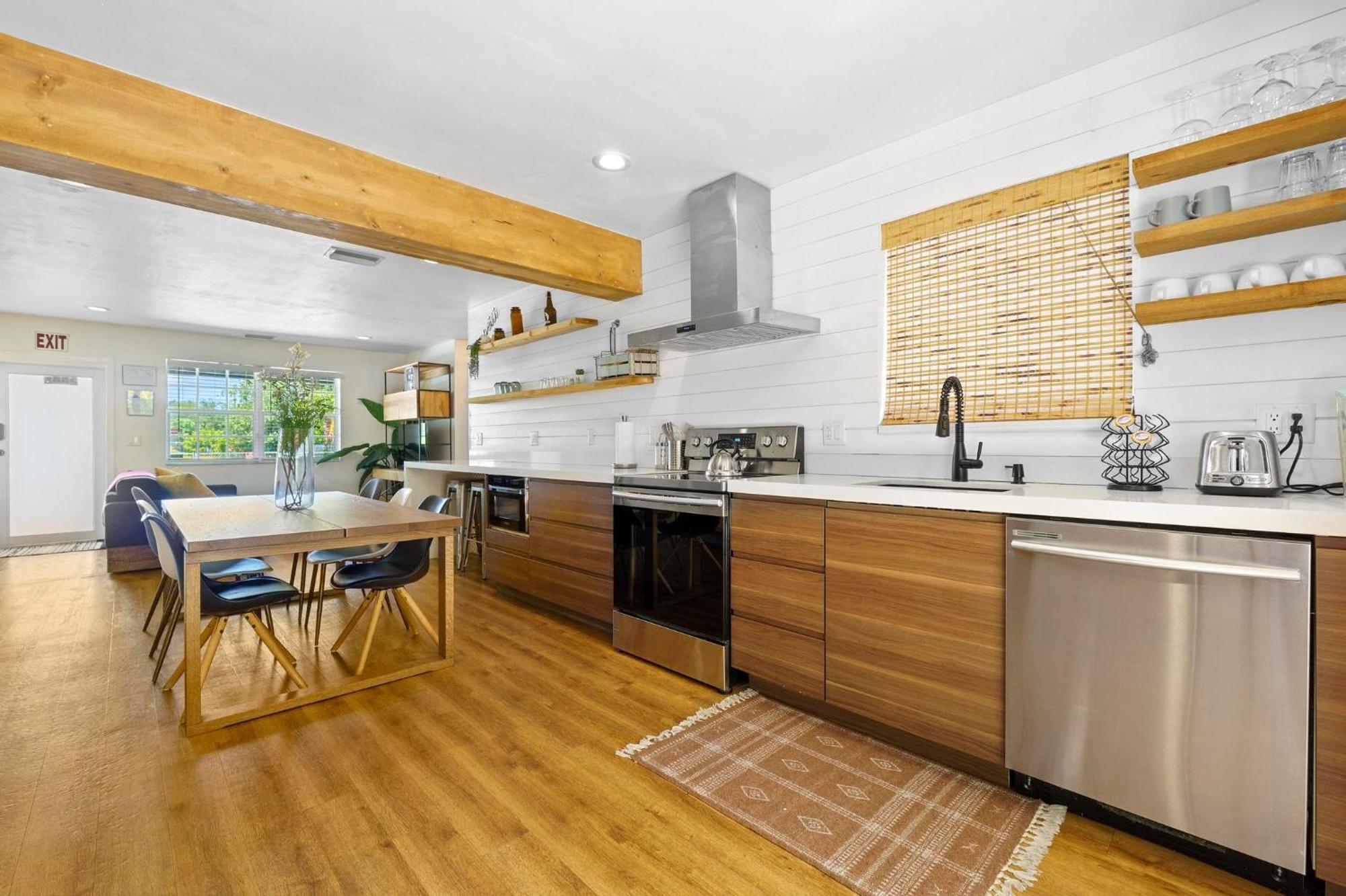 Style Home- Near Beach/ Hot Tub! Holiday home