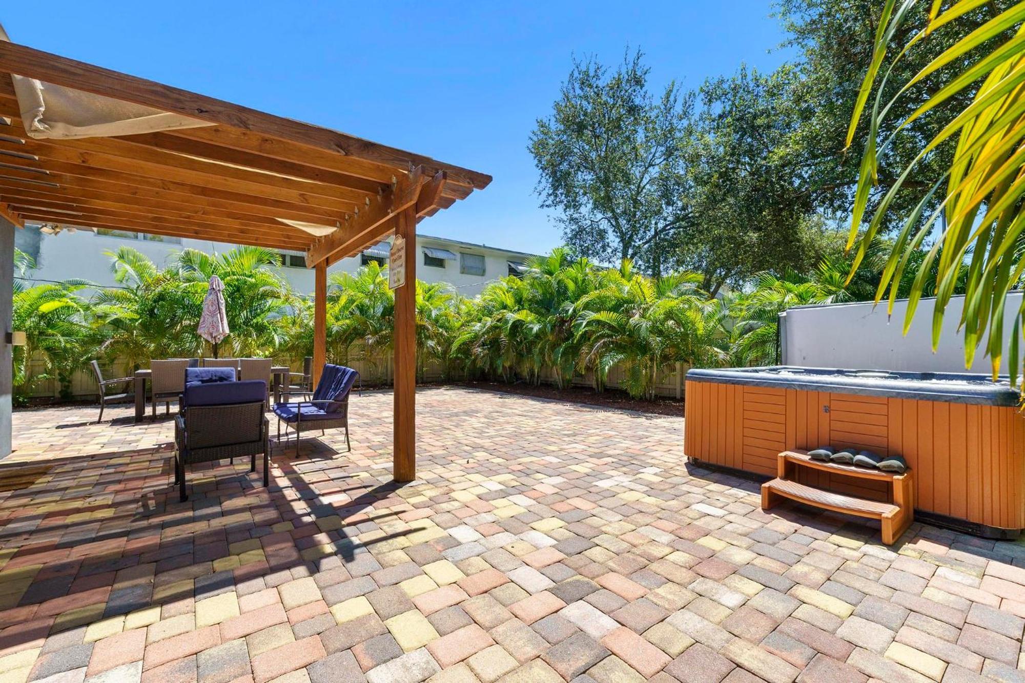 Style Home- Near Beach/ Hot Tub! * Hollywood