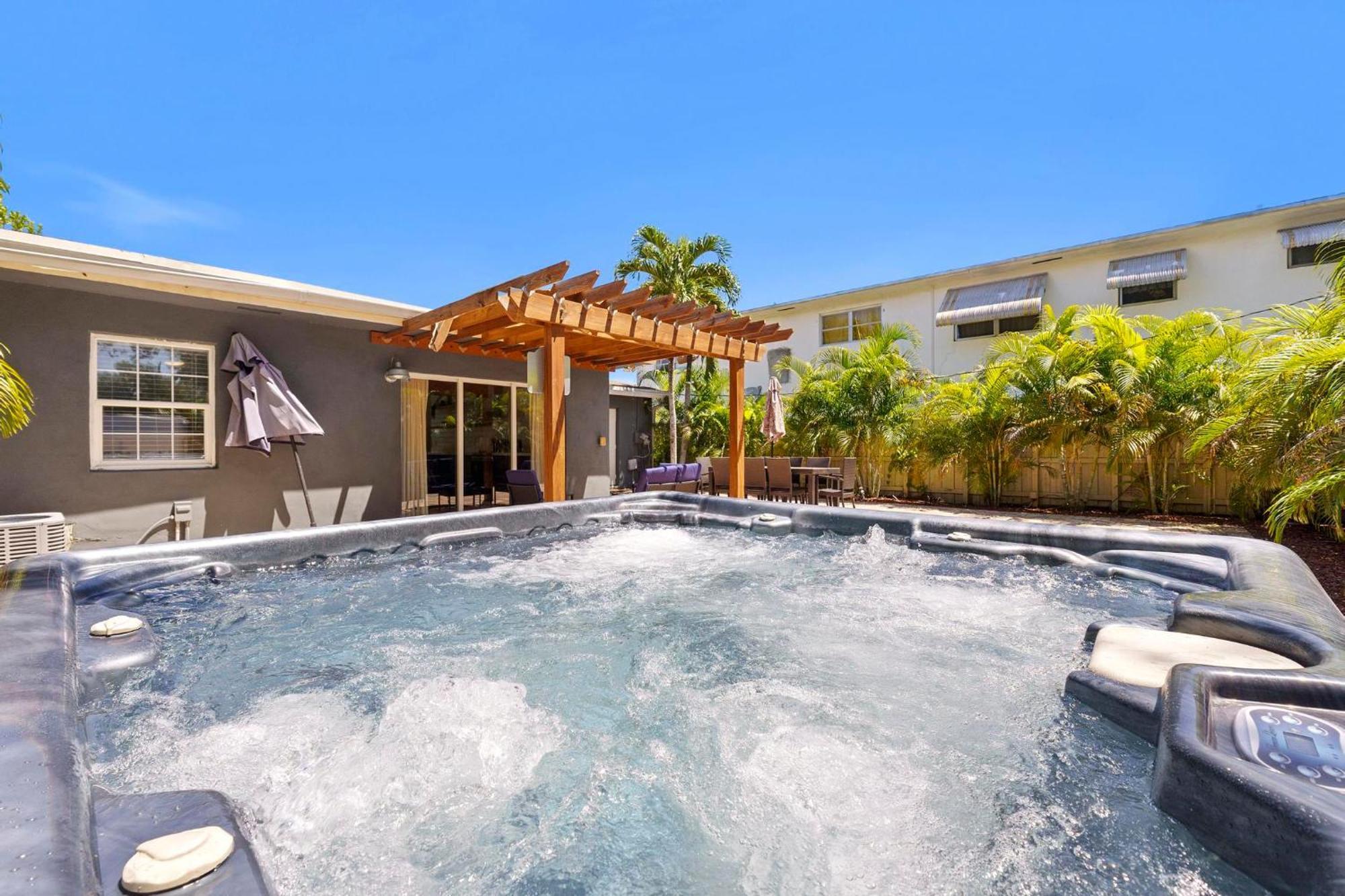 Holiday home Style Home- Near Beach/ Hot Tub!