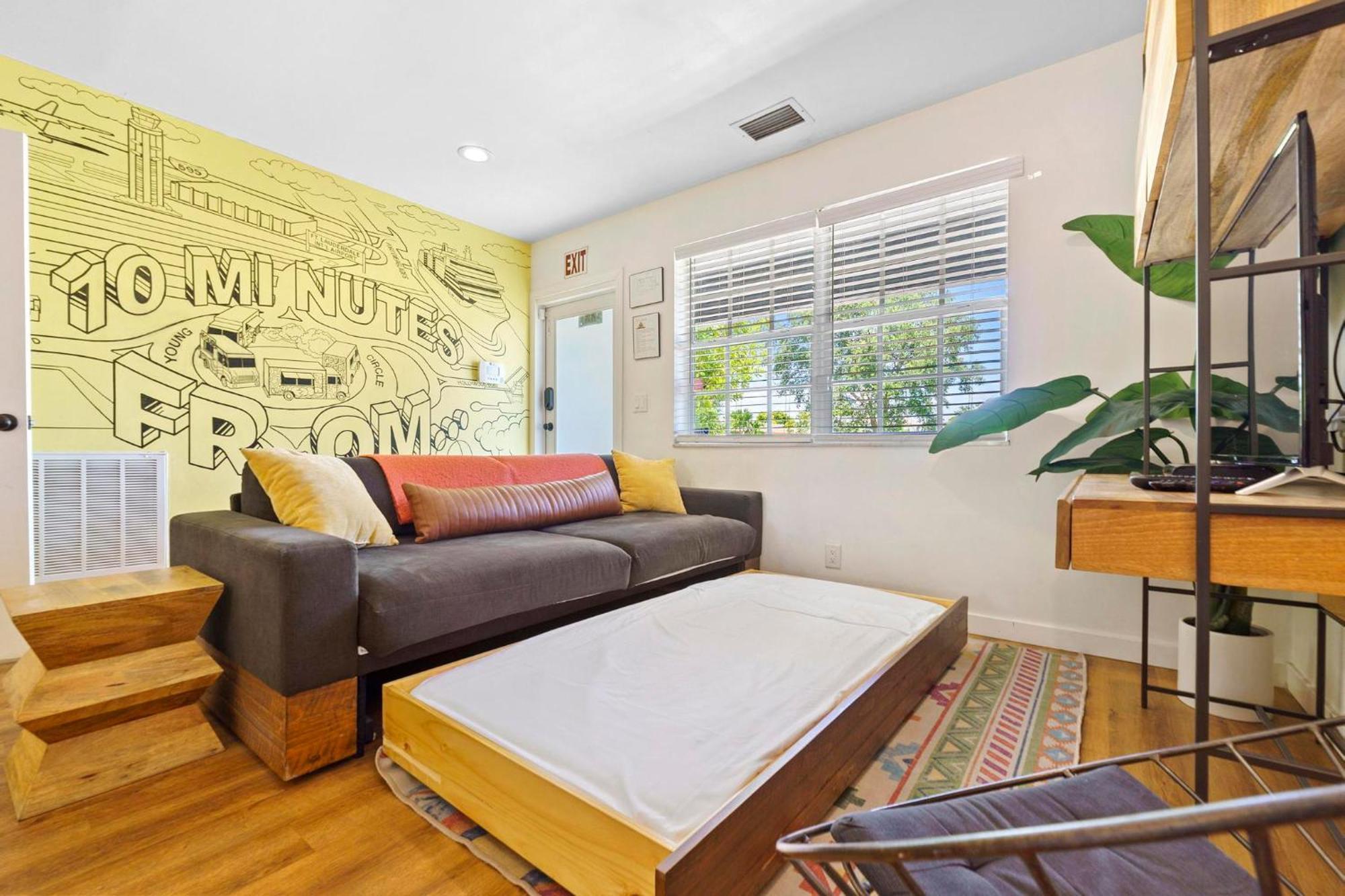 Style Home- Near Beach/ Hot Tub! Holiday home